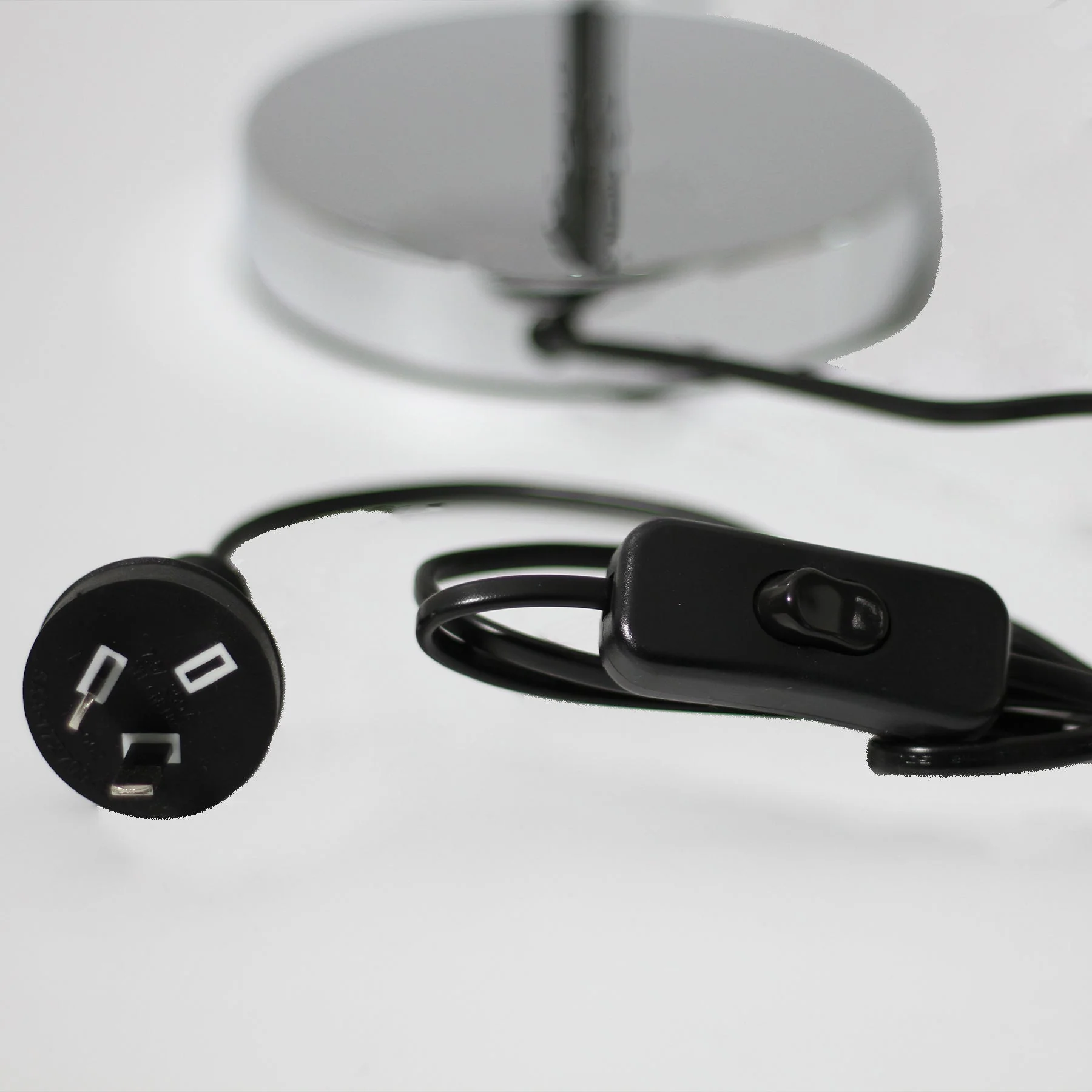 Traditional Style Warm White Table Lamp - White - Nurns