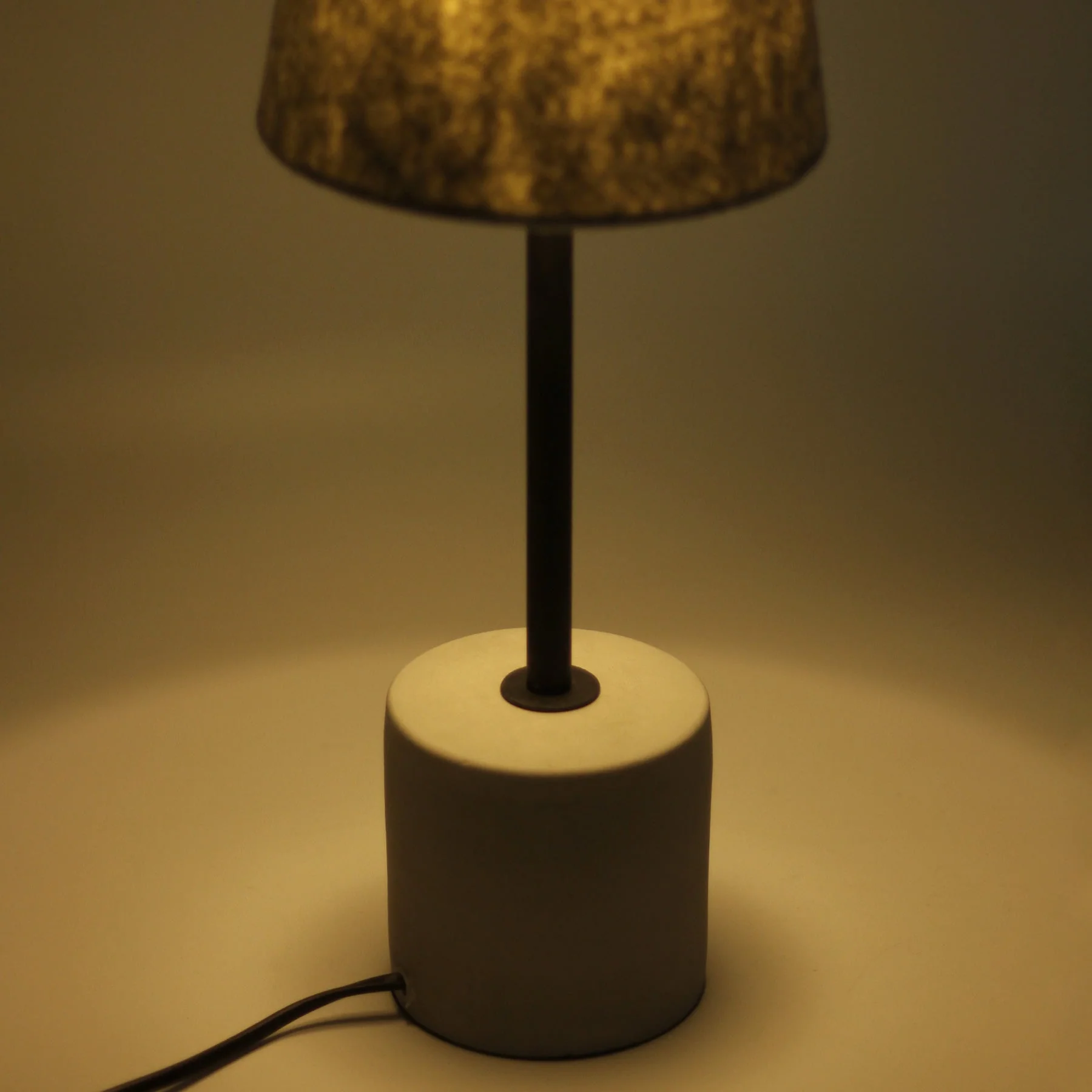 Simplistic and Elegant Table Lamp - Grey - Nurns